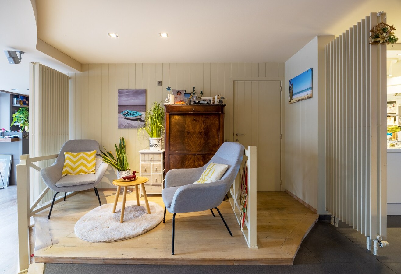 Ruime en veelzijdige bel-étagewoning met 5 slaapkamers, zuidgerichte terrassen en studio/praktijkruimte nabij de zeedijk. 