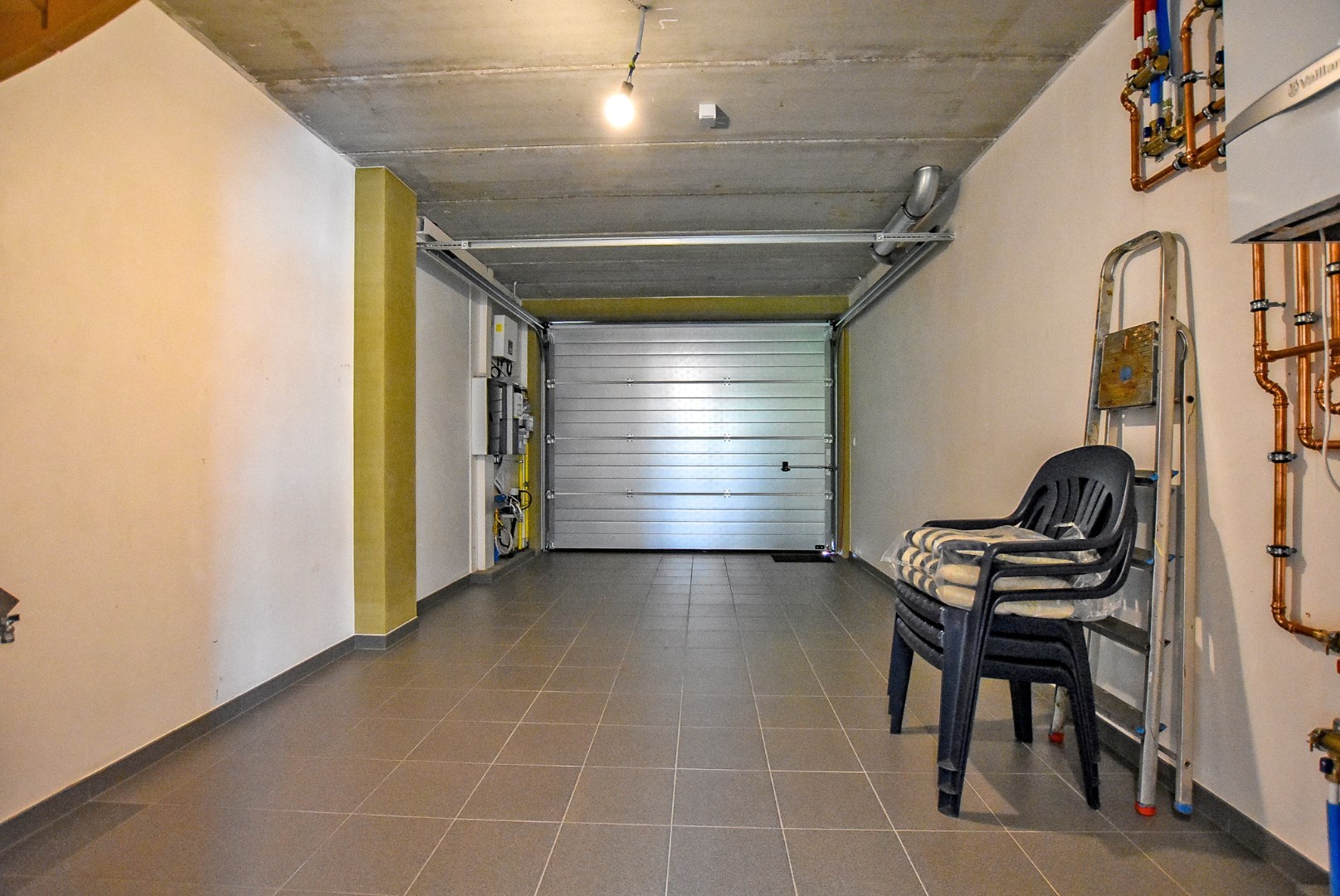 Ruime energiezuinige recente halfopen bebouwing  (2024) met inpandige garage op 258m² gelegen te Houthulst. 