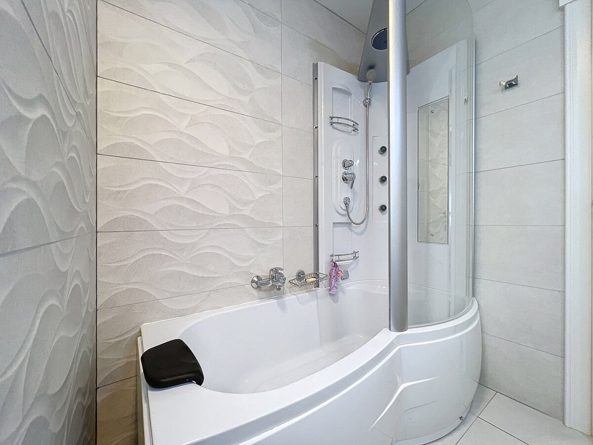 Instapklare en lichtrijke laagbouwwoning met garage te Kerksken 