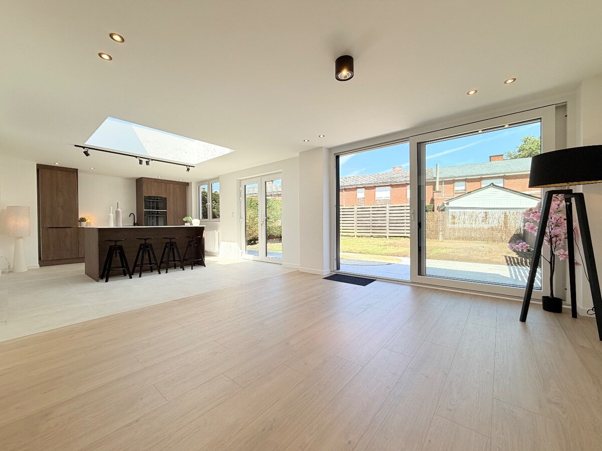 Prachtige gerenoveerde zeer ruime woning in een rustige wijk te  Gullegem ! *** NONO INSPIRED*** 