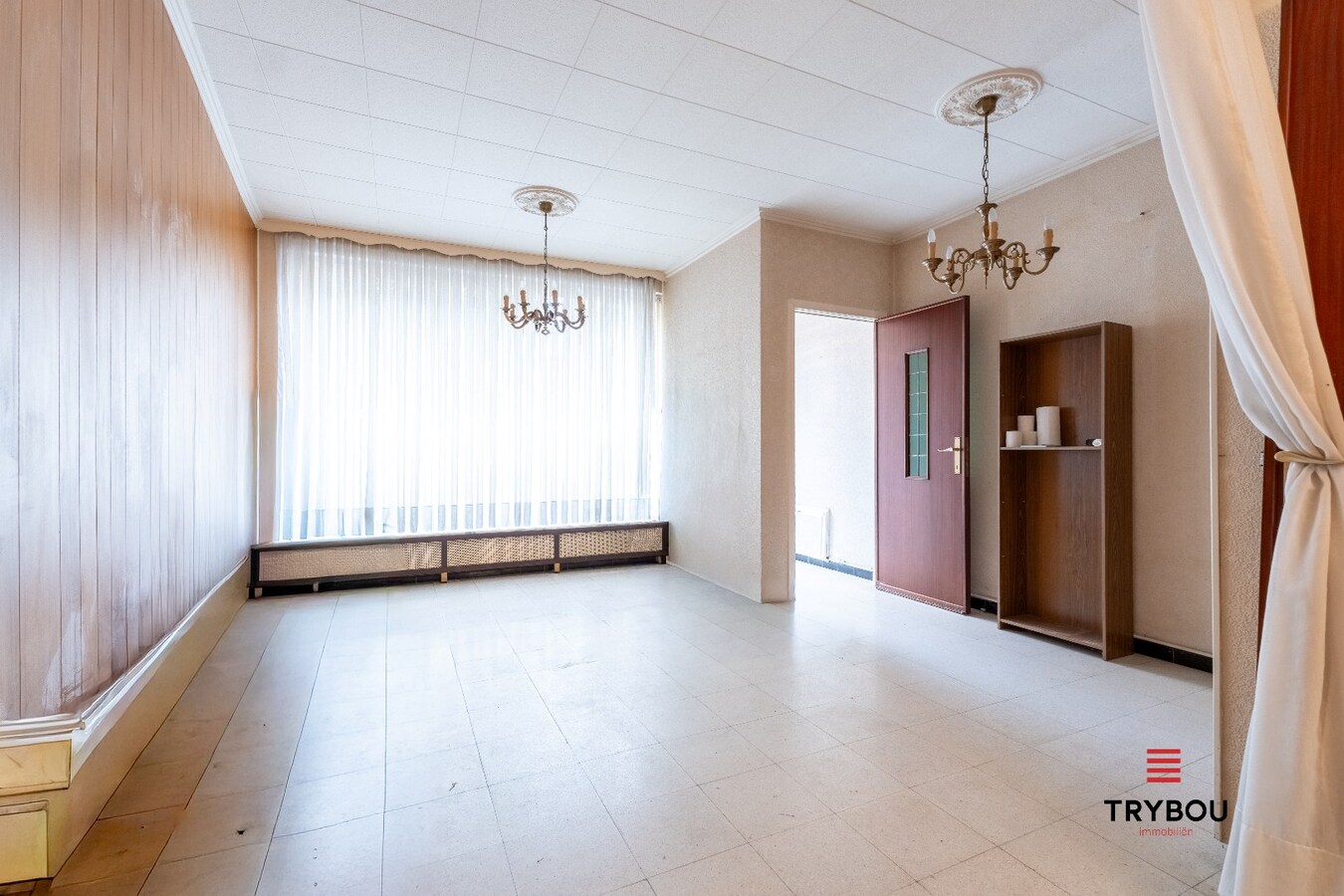 🏠 Te koop in het hart van Diksmuide – Woning met woon-winkelcombinatie en charmant stadstuintje 