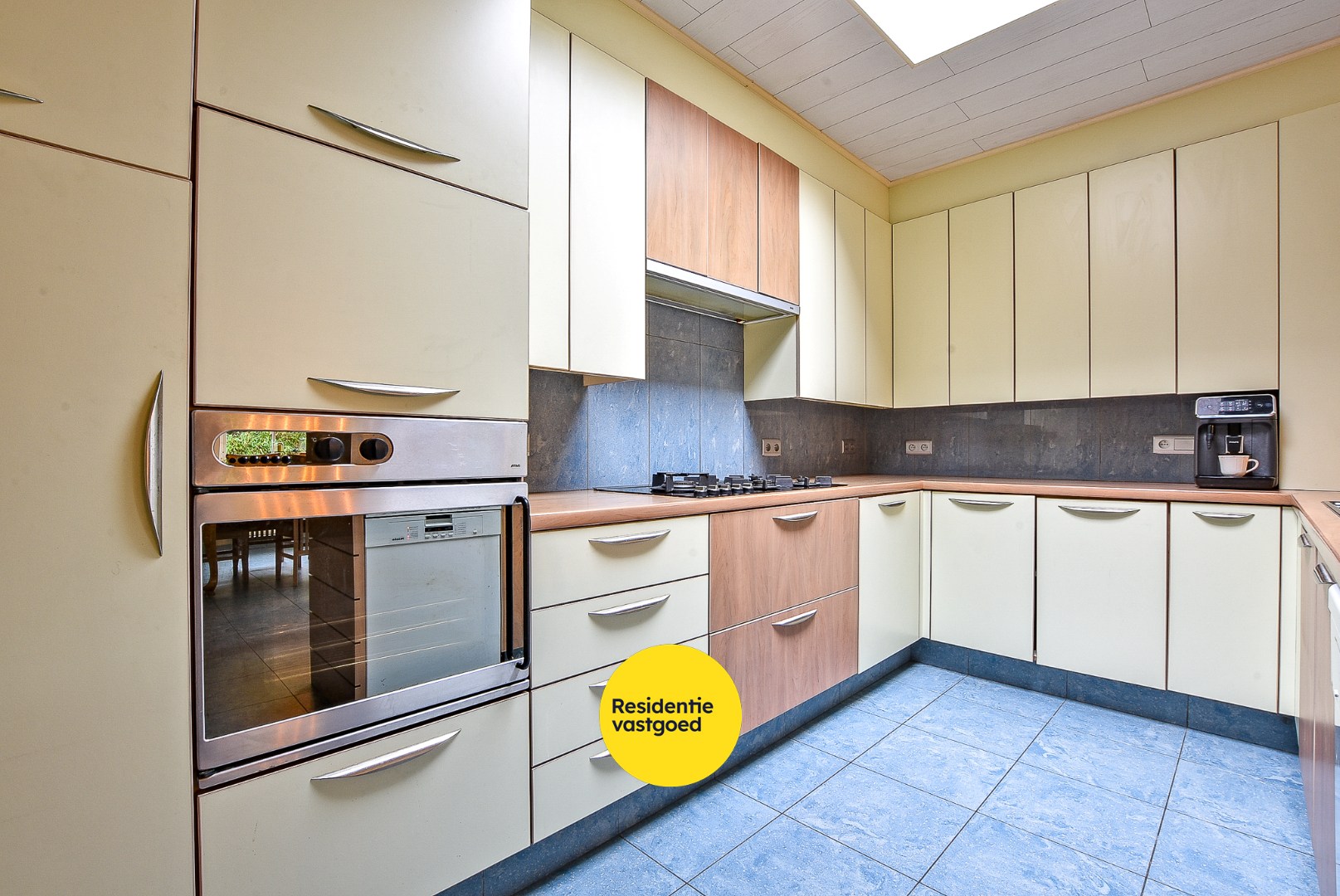 Instapklare alleenstaande woning met 4/5 slaapkamer op 2.084m² te Diksmuide! 