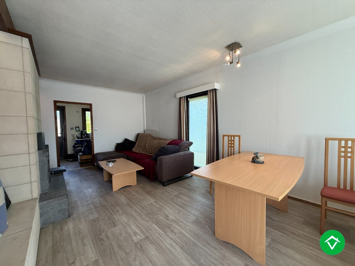 Rustig gelegen gelijkvloerse halfopen woning met 2 slpk's + dubbele garage 