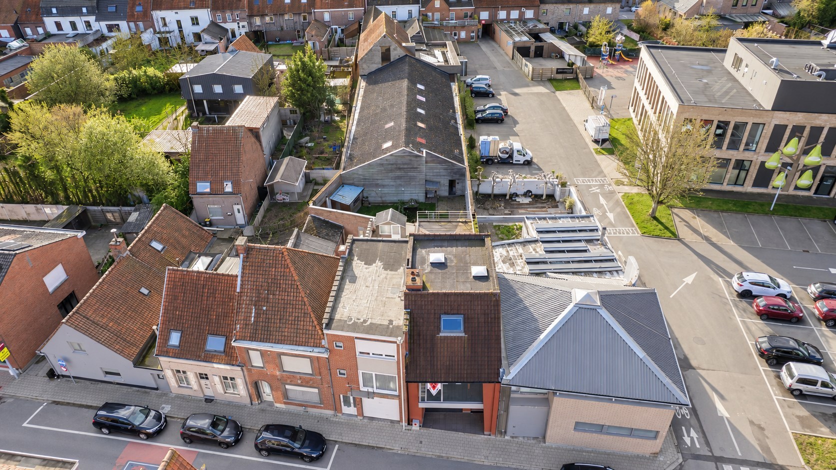 Bel-etagewoning met tuin, loods (450 m²) en tal van mogelijkheden 