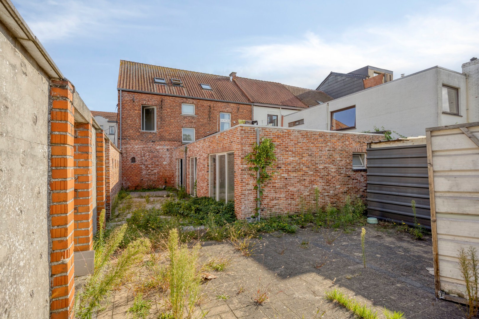 Op te frissen opbrengsteigendom met 3 appartementen en garage in Leopoldsburg 