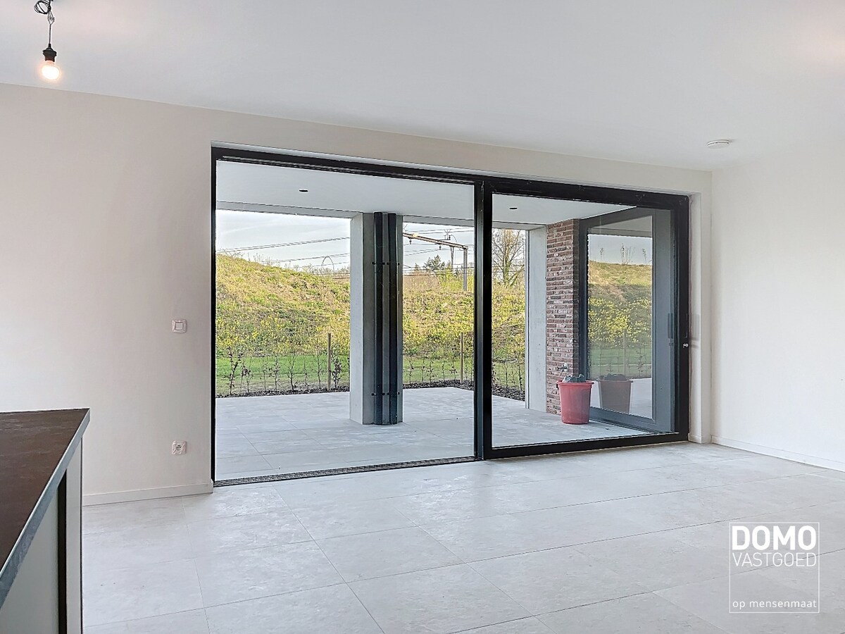 MODERN GELIJKVLOERS APPARTEMENT GELEGEN TE KERMT MET 2 SLAAPKAMERS EN RUIM TERRAS 