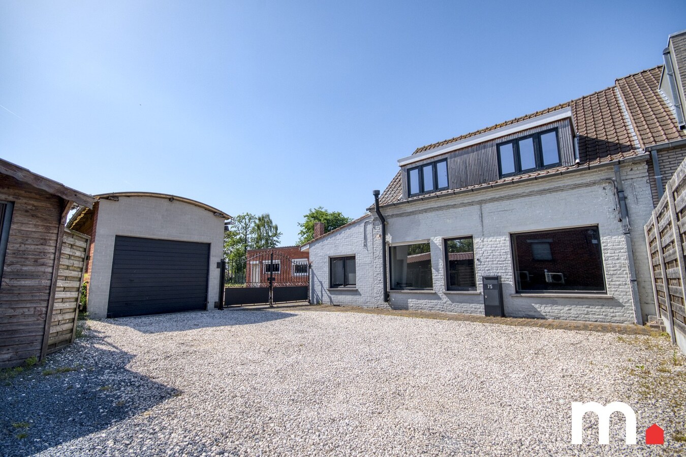 Charmante en ruime woning met grote tuin op 1.218 m² in het gezellige Lendelede met LOODS ! 