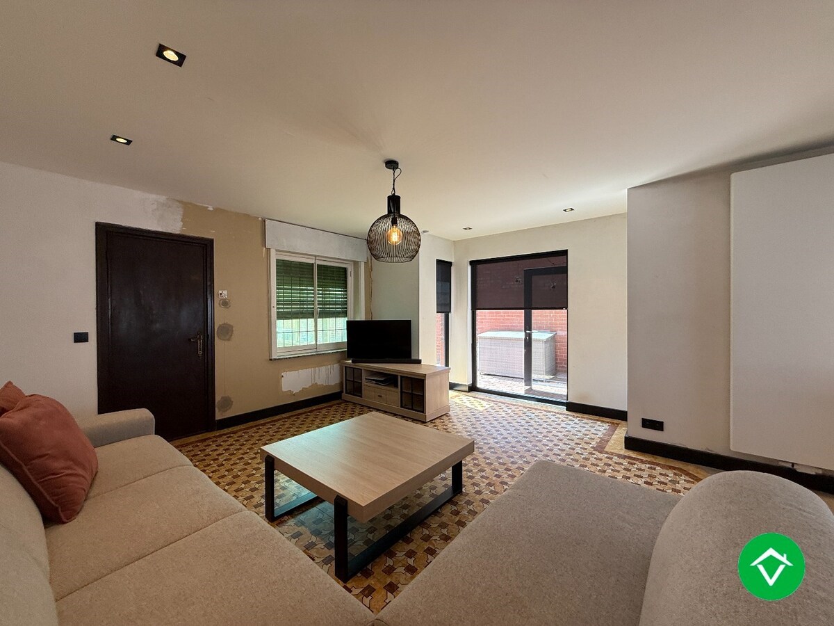 Charmante woning met twee slaapkamers, diepe tuin en ruime garage 