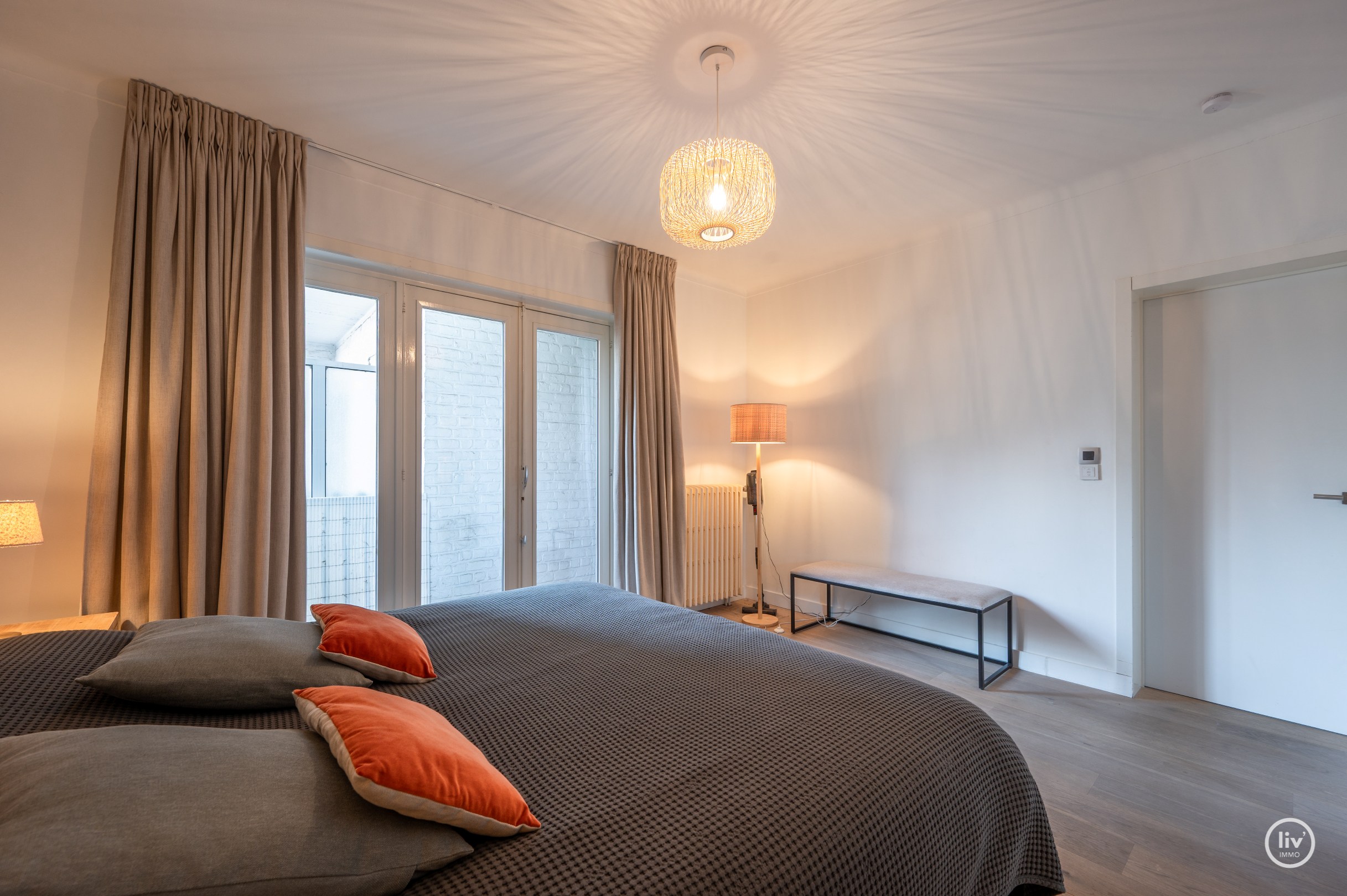 Dit uitstekend gelegen en bijzonder lichtrijke appartement geniet van een open zicht op de Heilig Hartkerk en dankzij de gunstige oriëntatie baadt het de hele dag in het zonlicht. Een aangename woonpl 