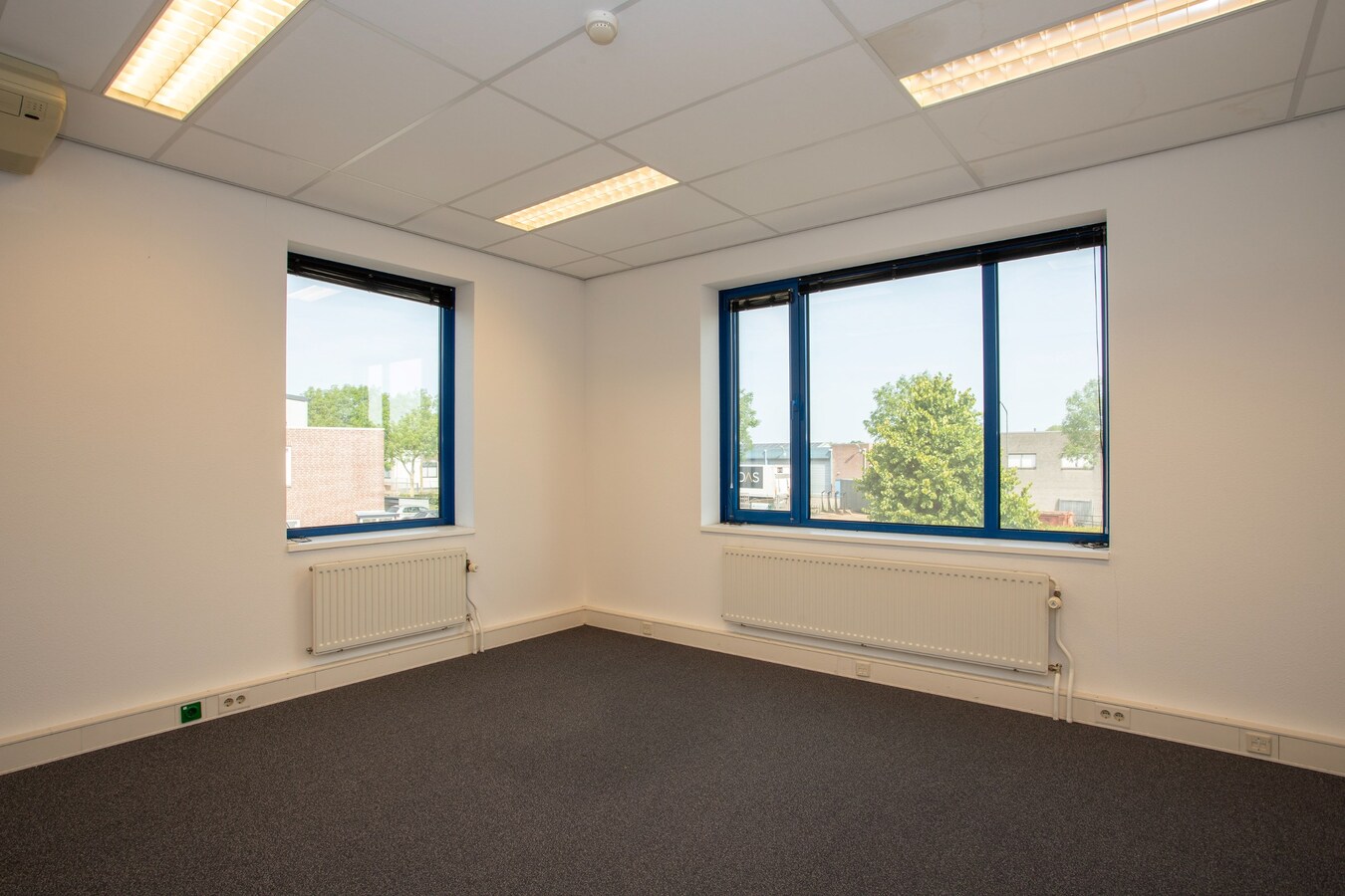 Representatief kantoorpand met 11 kantoorruimtes en circa 20 parkeerplaatsen te huur. 