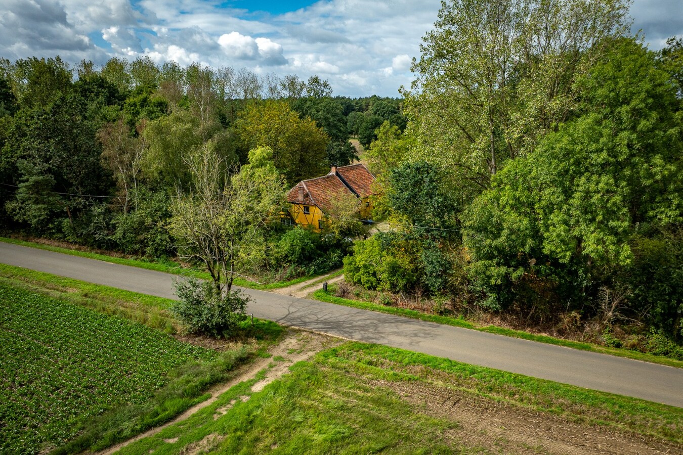 Authentic farm with meadow on approximately 1ha in Ham 