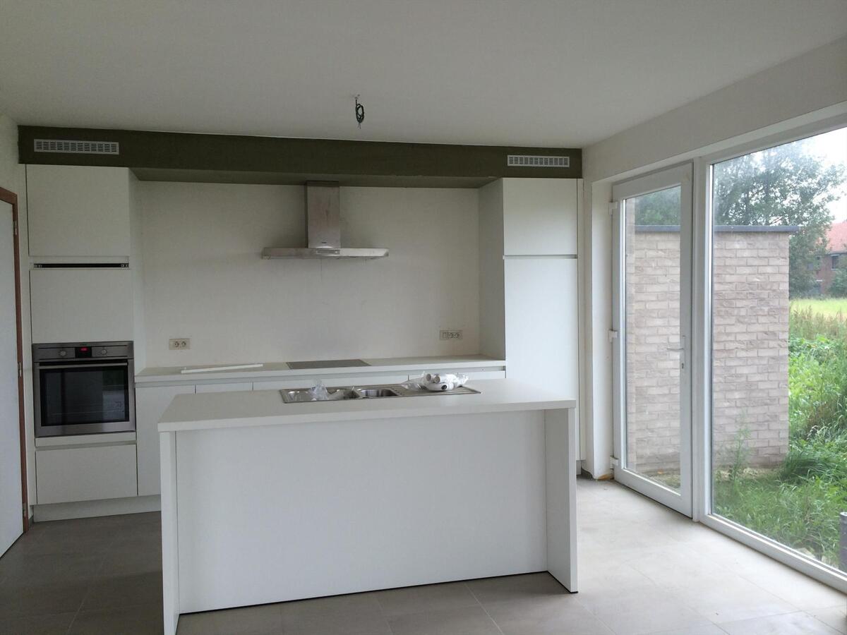 PRACHTIGE HALF OPEN BEBOUWING MET TUIN 