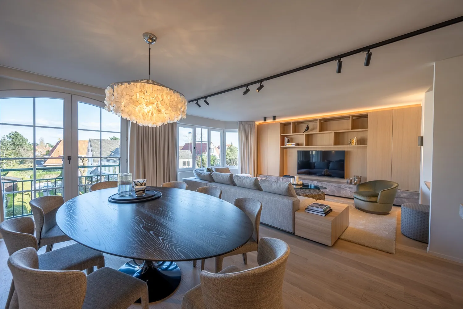 Appartement magnifique avec une largeur de façade de 8m, 3 chambres pour un lit doubles et 3 salle de bains.
Belle vue ouverte sur les villas, situé près de l'av. Dumortier. Garage possible!