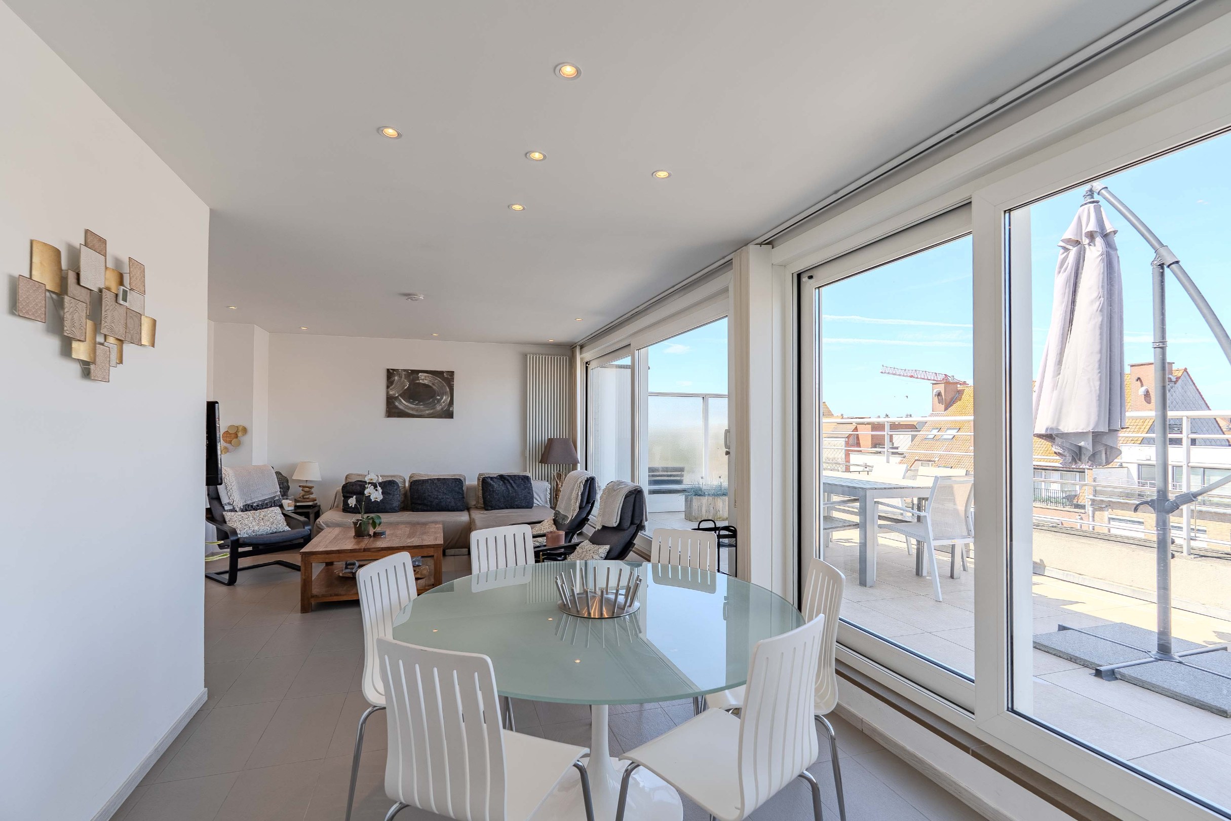 Schitterend penthouse met 2 slaapkamers, ruime terrassen en zijdelings zeezicht. 