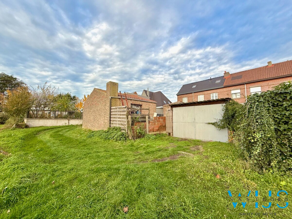 Zeer ruim en stevig woonhuis MET garage te Rieme ! 