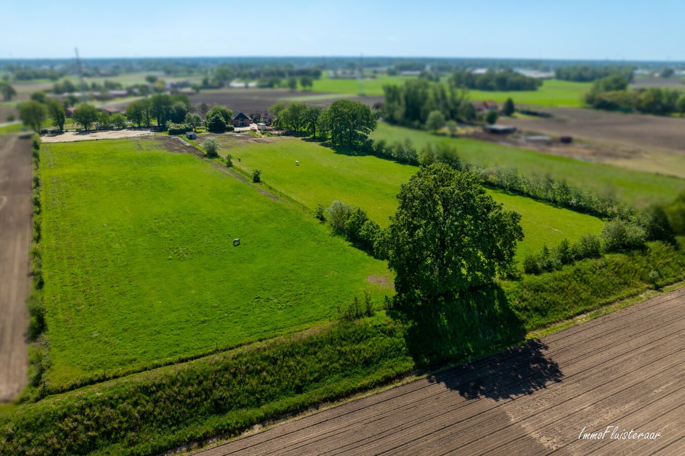 Goed gelegen langgevelhoeve met paardenstallen op ca. 3,5 ha. 