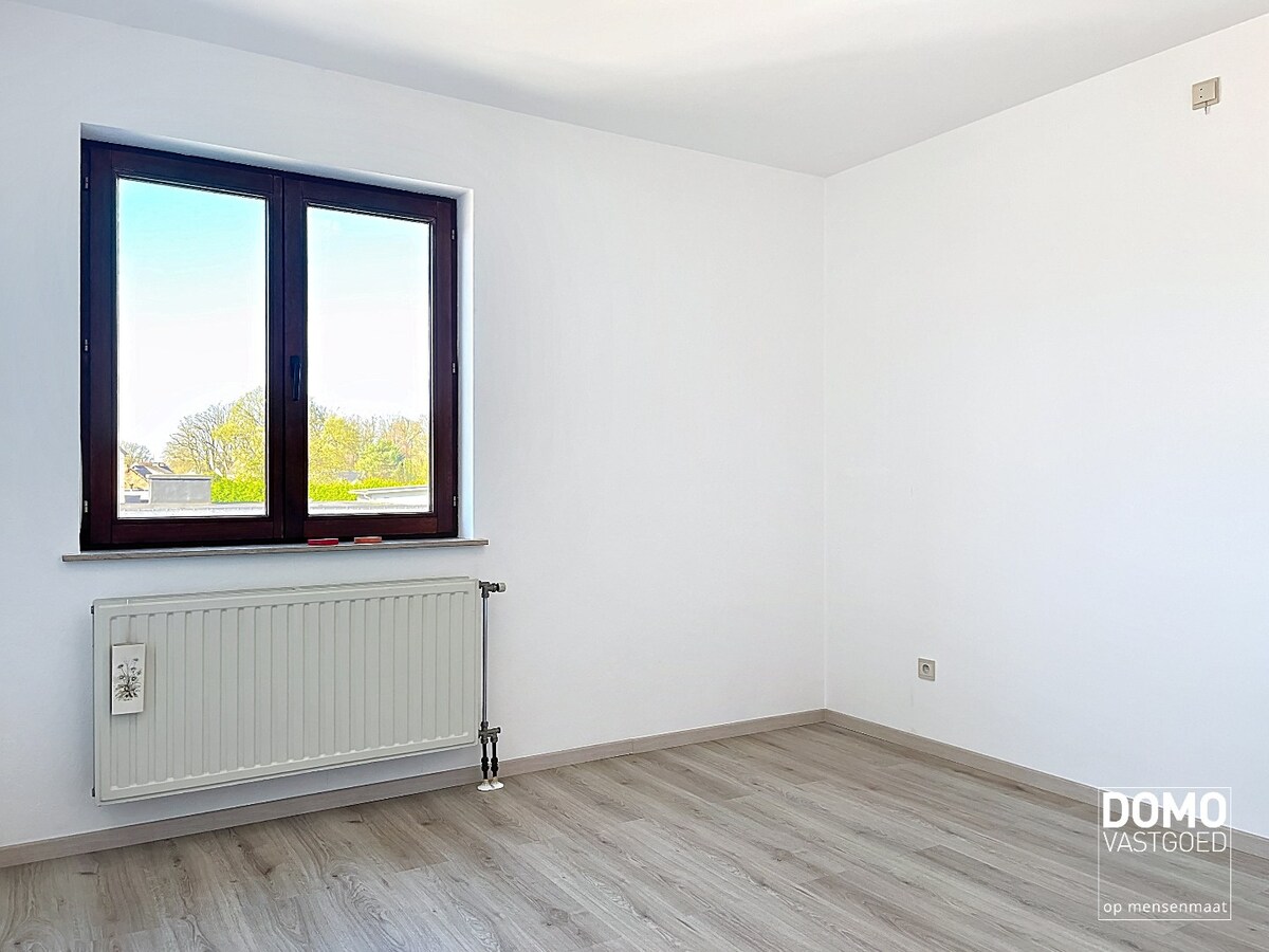 LICHTRIJK APPARTEMENT MET 2 SLAAPKAMERS EN GARAGEBOX 