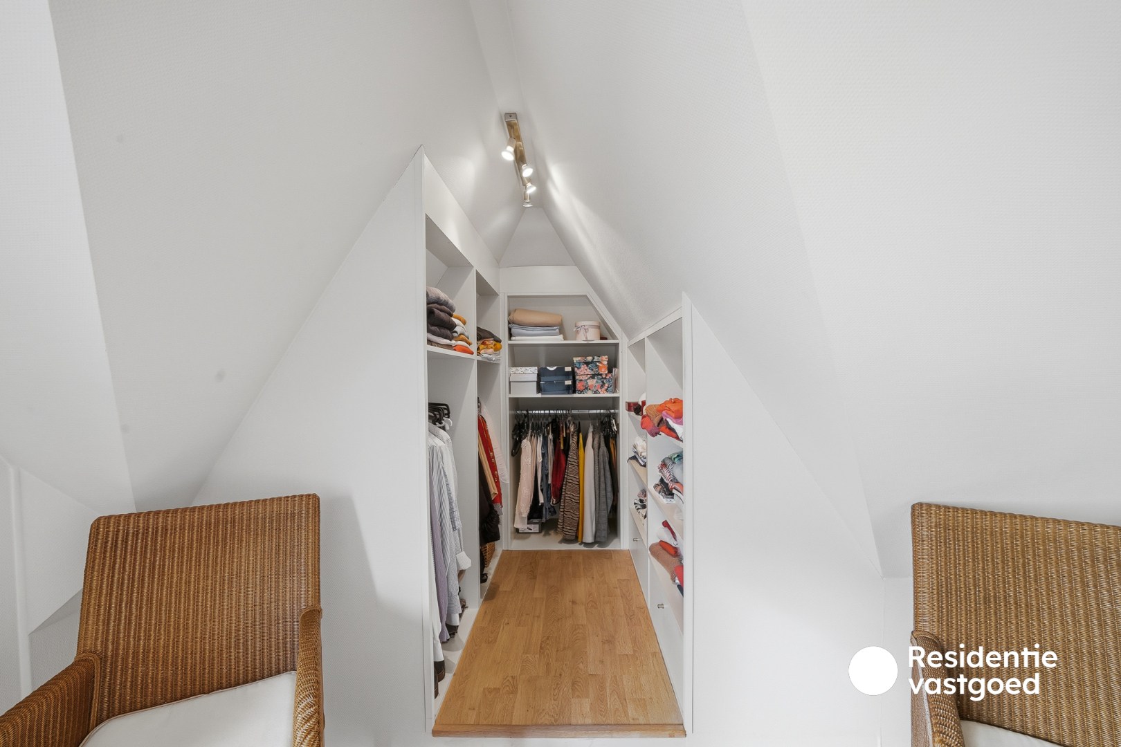 Ruim en lichtrijk duplexappartement met garage en twee terrassen in centrum Eernegem 