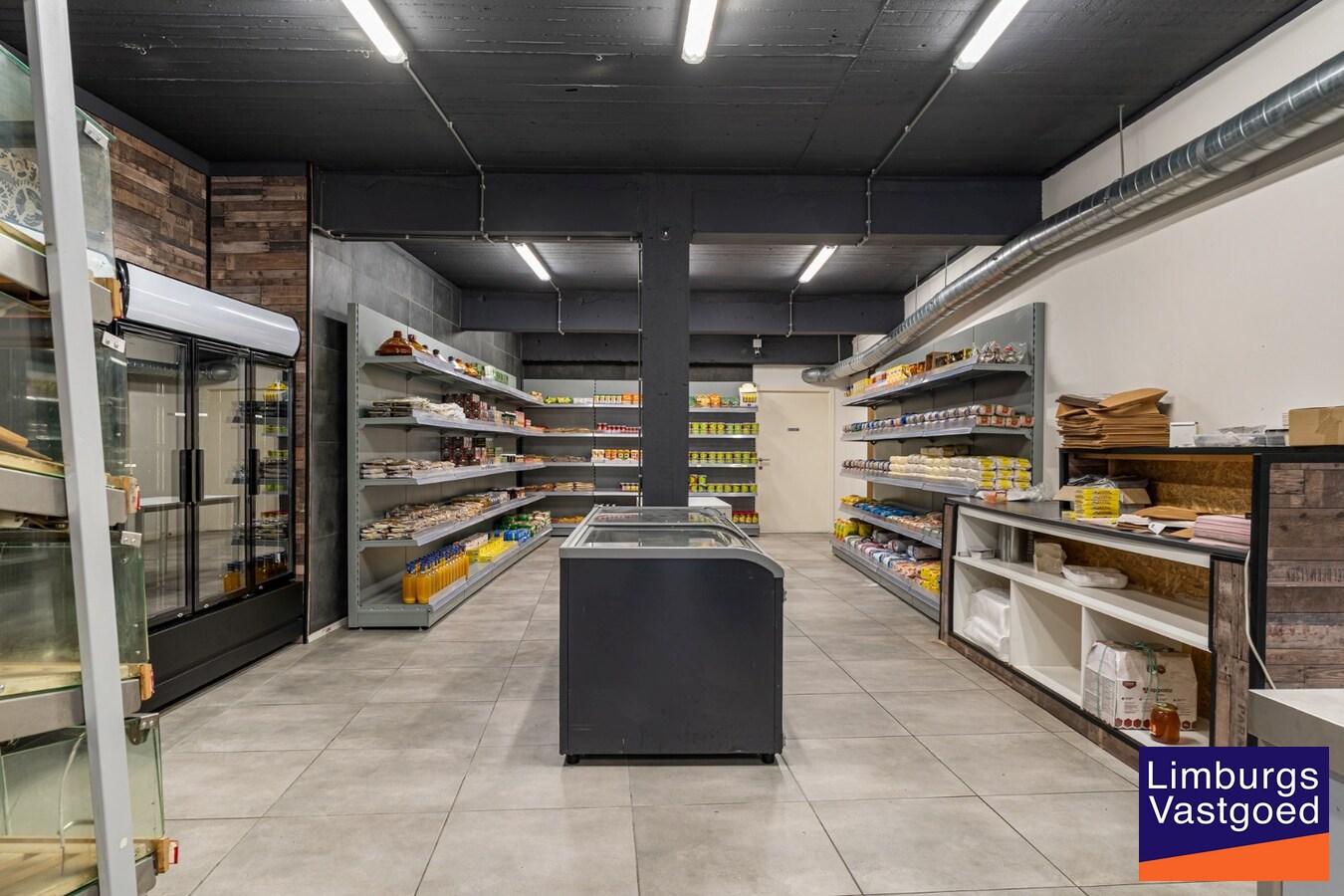 Commercieel uitstekend gelegen investeringspand bestaande uit winkel + duplex 