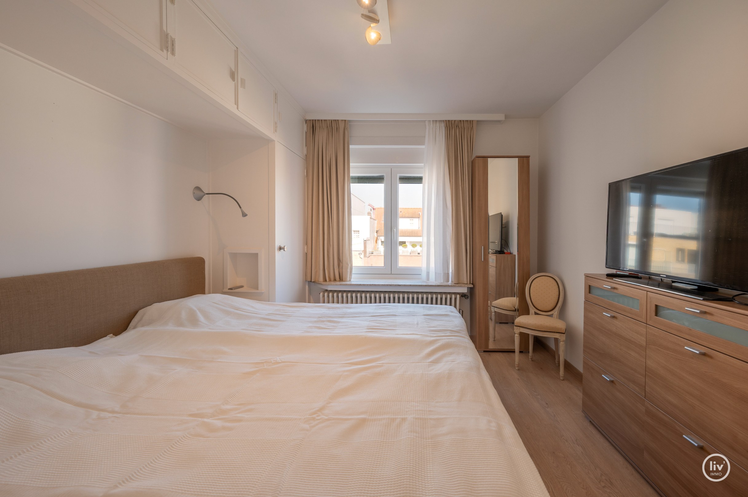 Lichtrijk dakappartement op wandelafstand van de zeedijk-Albertstrand met mogelijkheid tot aankoop van een inpandige garagebox (gelijkvloers). 