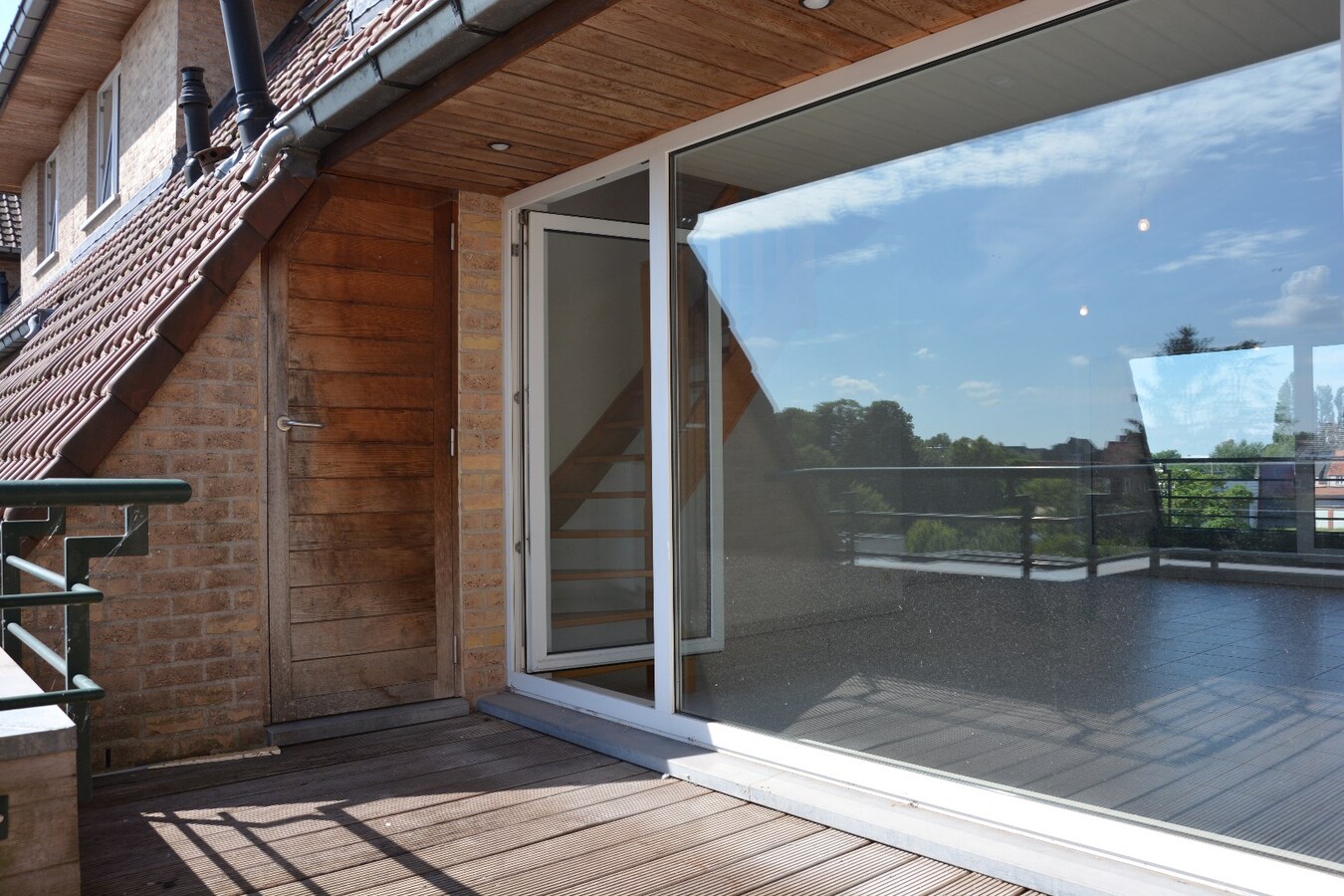 Lichtrijk duplex-appartement met garage in het centrum 