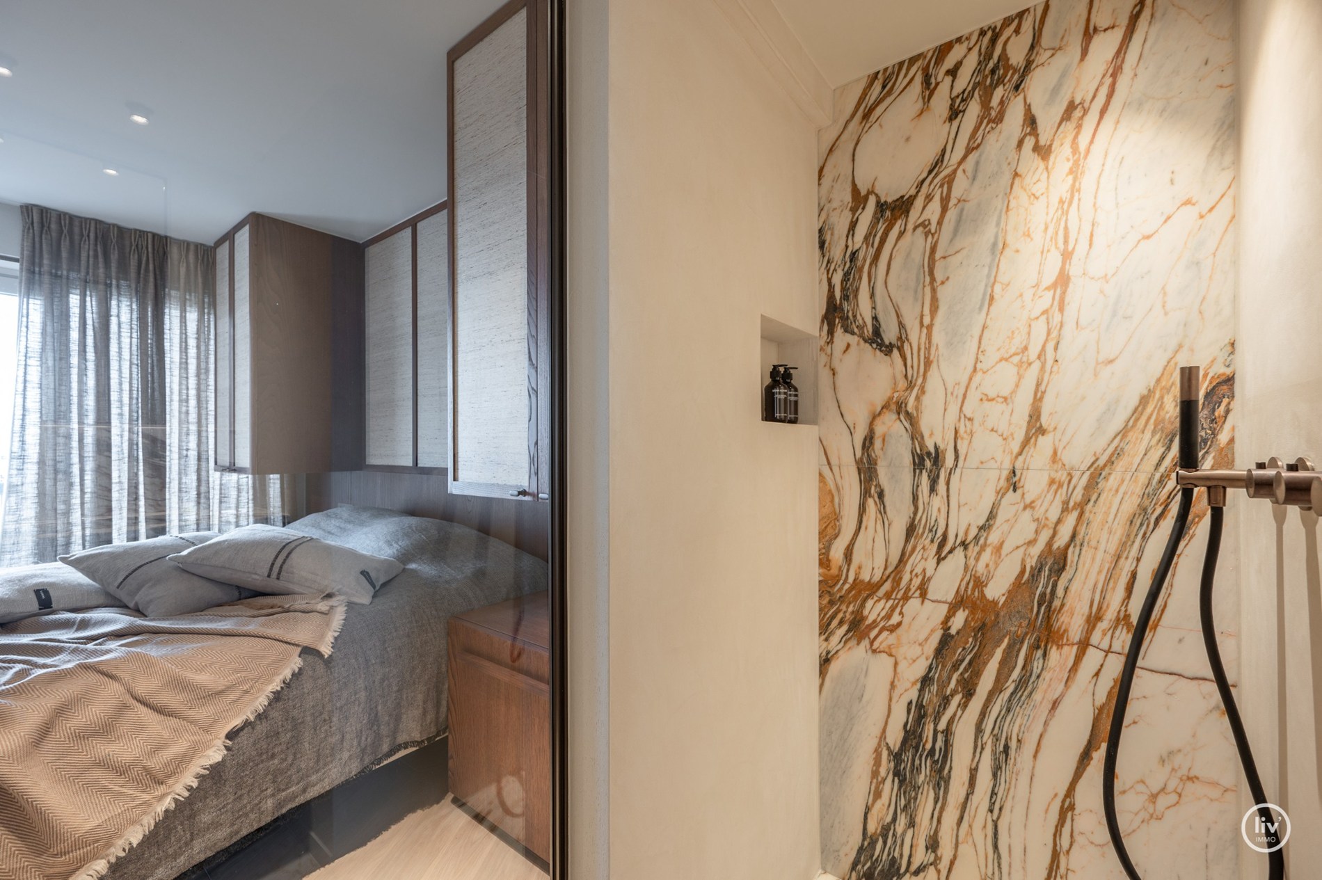 Volledig en subliem gerenoveerd zuid-west georiënteerd hoekappartement in een prestigieuze villaresidentie in het hart van het Zoute. 