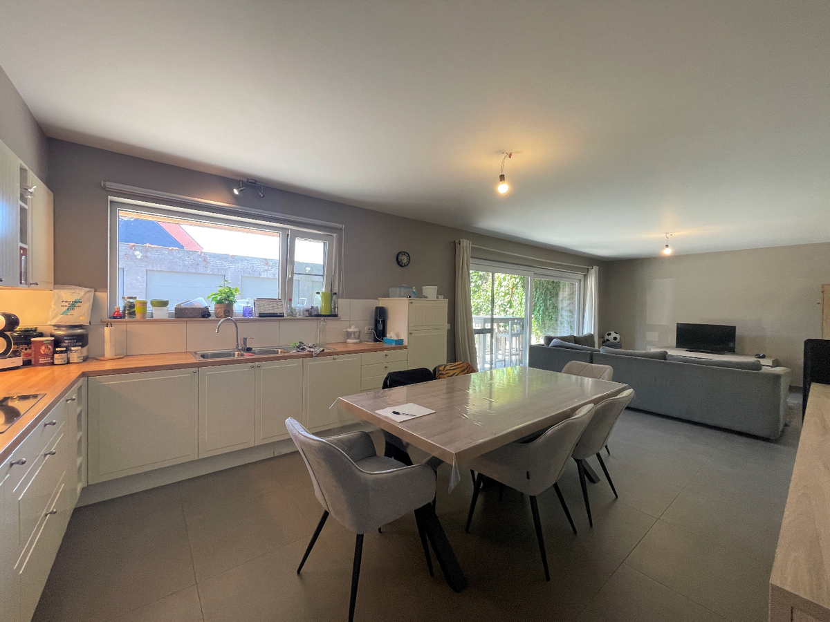 Gelijkvloers, nieuwbouwappartement met 2 slaapkamers en terras te centrum Aartrijke (geen gemeenschappelijke kosten) 