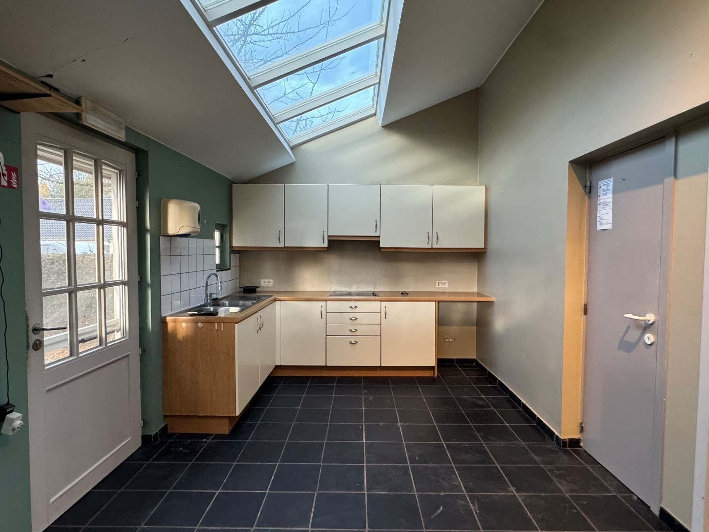 Veelzijdig handelspand op toplocatie te Sint-Eloois-Vijve 