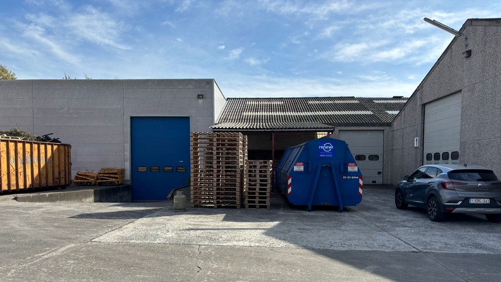 Bedrijfsgebouw met laadkades en kantoren te koop in Ronse