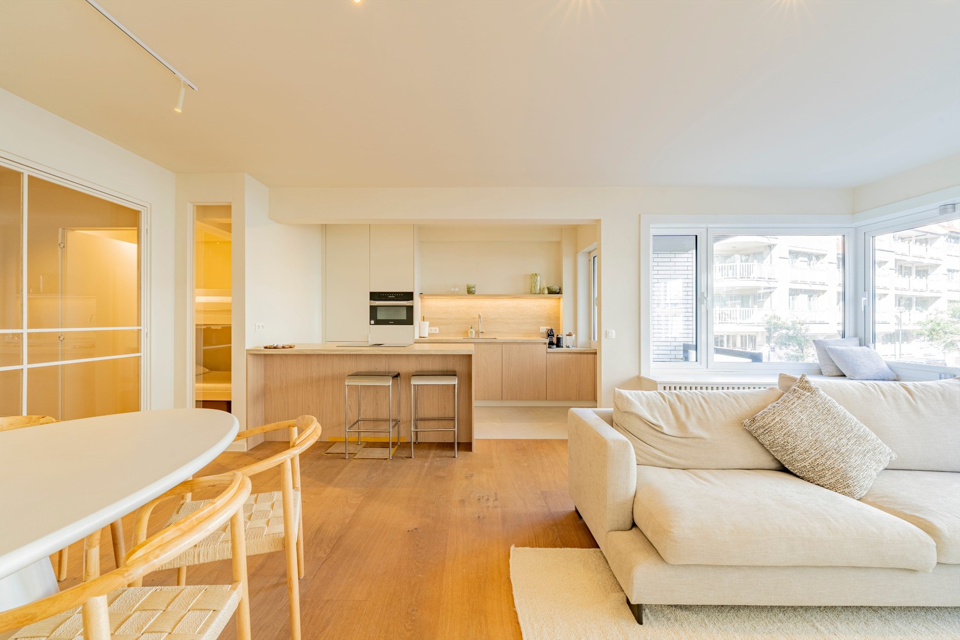 Prachtig ruim appartement met 3 slaapkamers en terras centraal gelegen op de Zoutelaan te Knokke. 