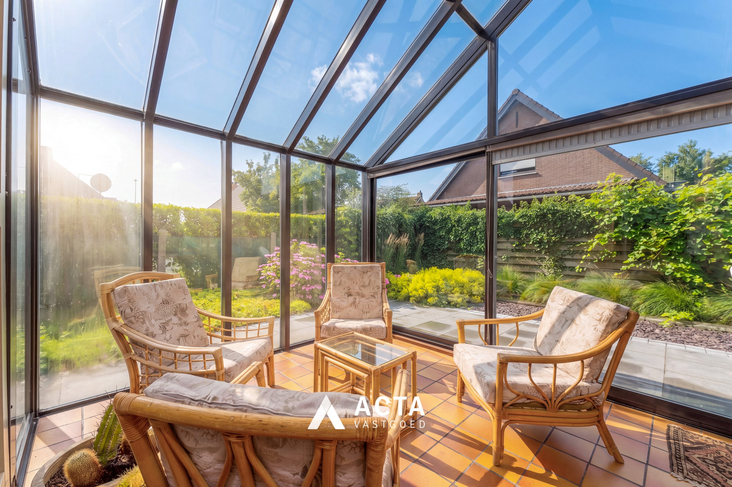Ruime villa met zonnige tuin en garage 