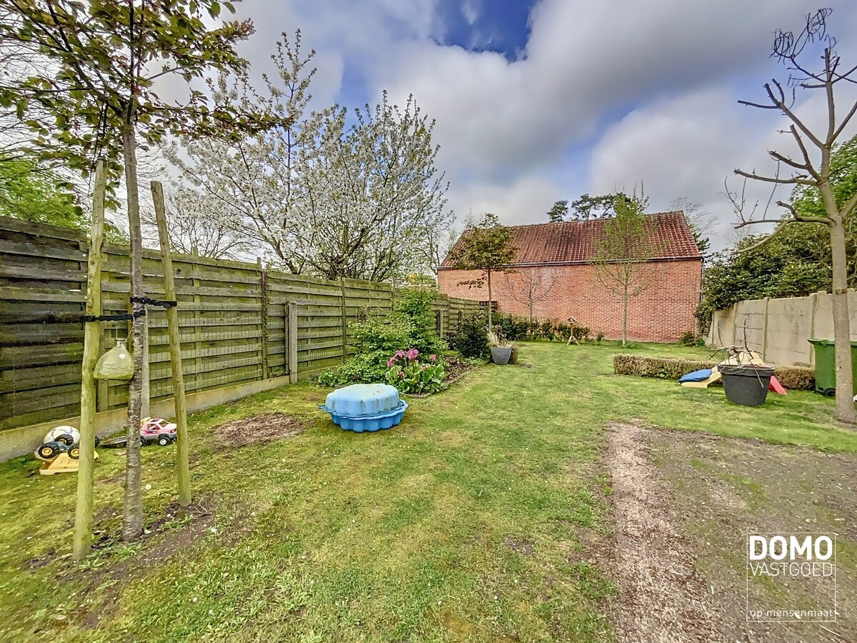 VOLLEDIG GERENOVEERDE HALOPEN BEBOUWING MET 3 SLAAPKAMERS IN HARTJE KERMT 