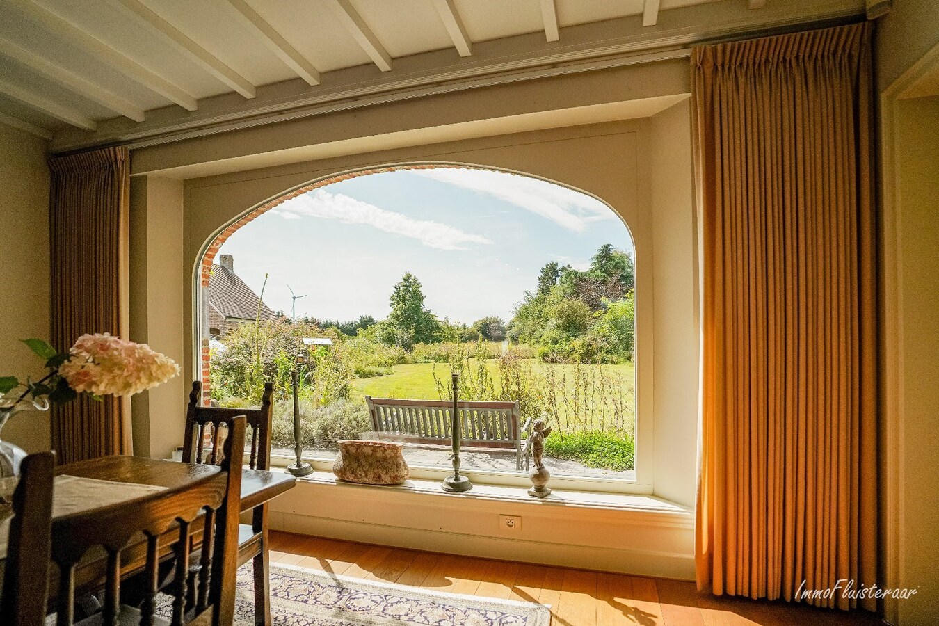 Royale, luxueuze villa met bijgebouwen op ca. 66a te Arendonk 