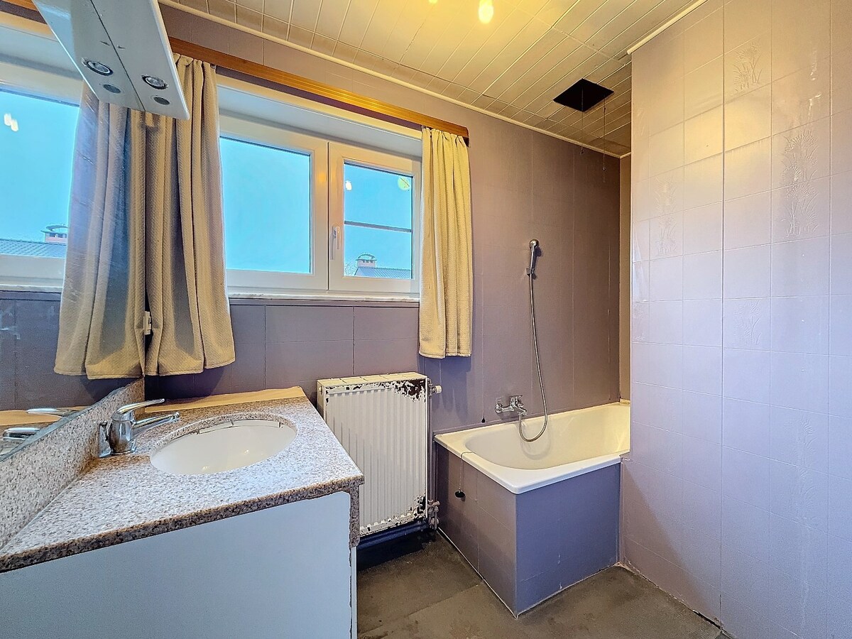 Op te frissen HOB met garage en tuin te Bijloke 