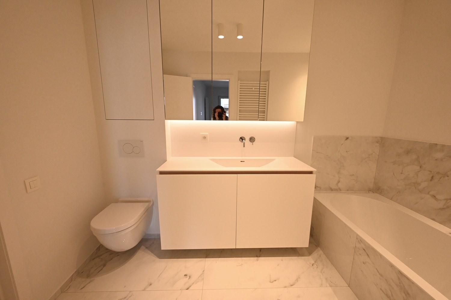 Non meublé - Neuf - Appartement luxueusement rénové avec 3 chambres et une vue dégagée sur la place du Bourgmestre Frans Desmidt. 