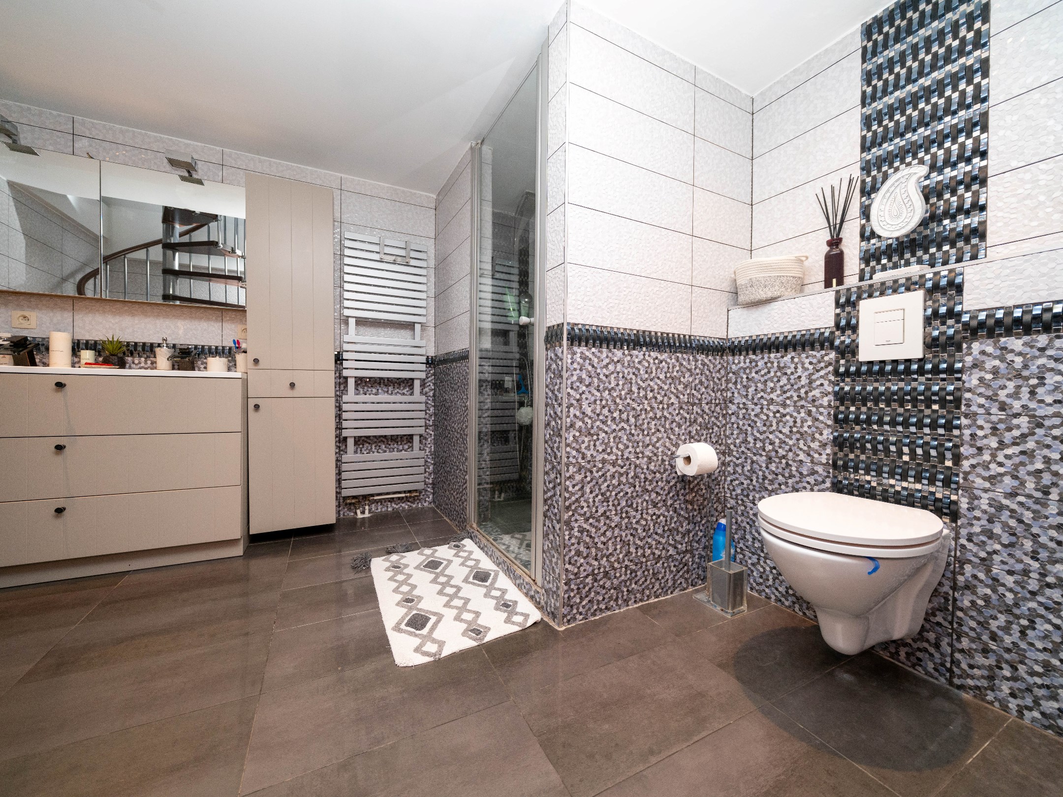 Ruime woning met 5 kamers, 4 badkamers en tuin 