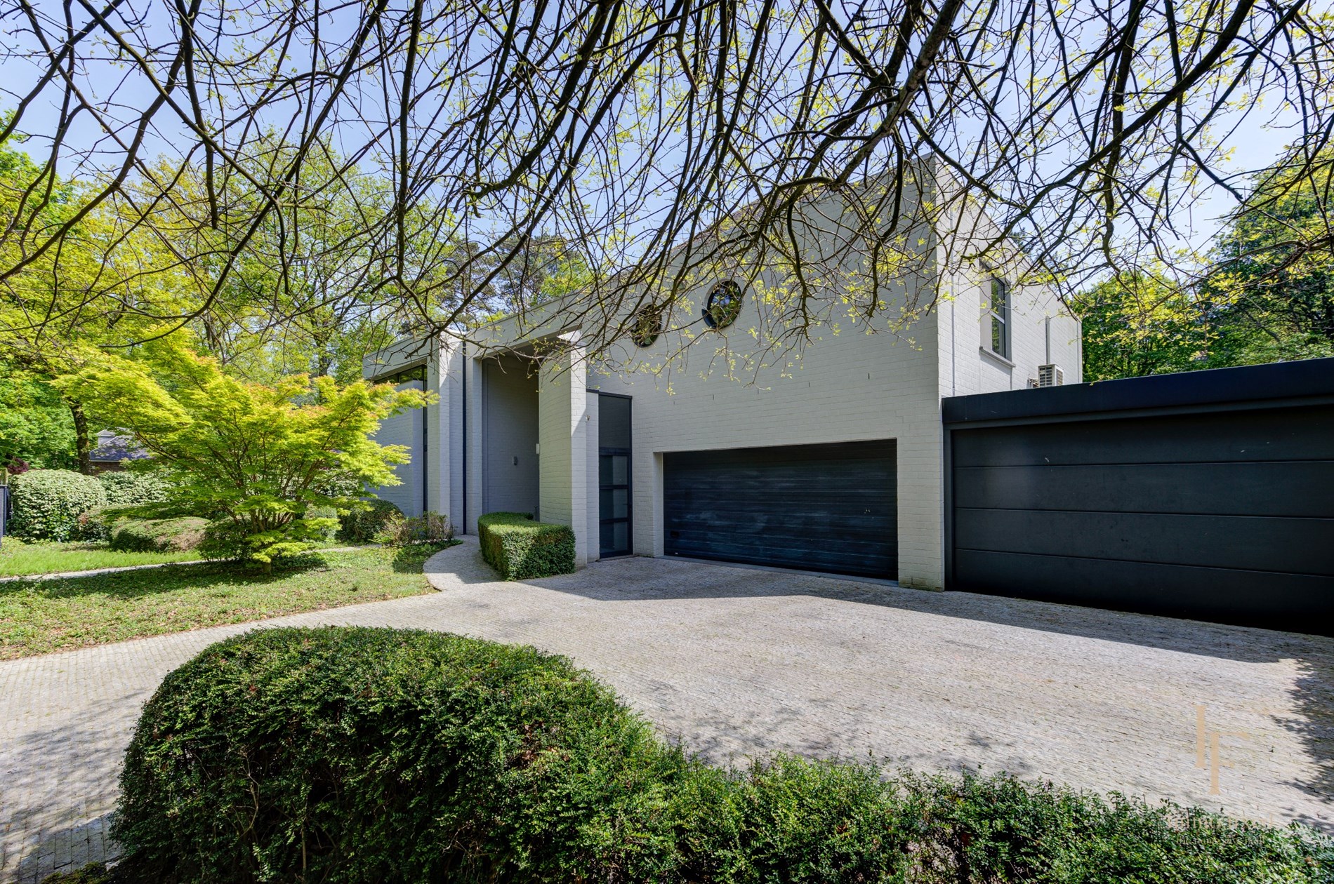 Moderne villa met 7 slaapkamers te Zoersel. 