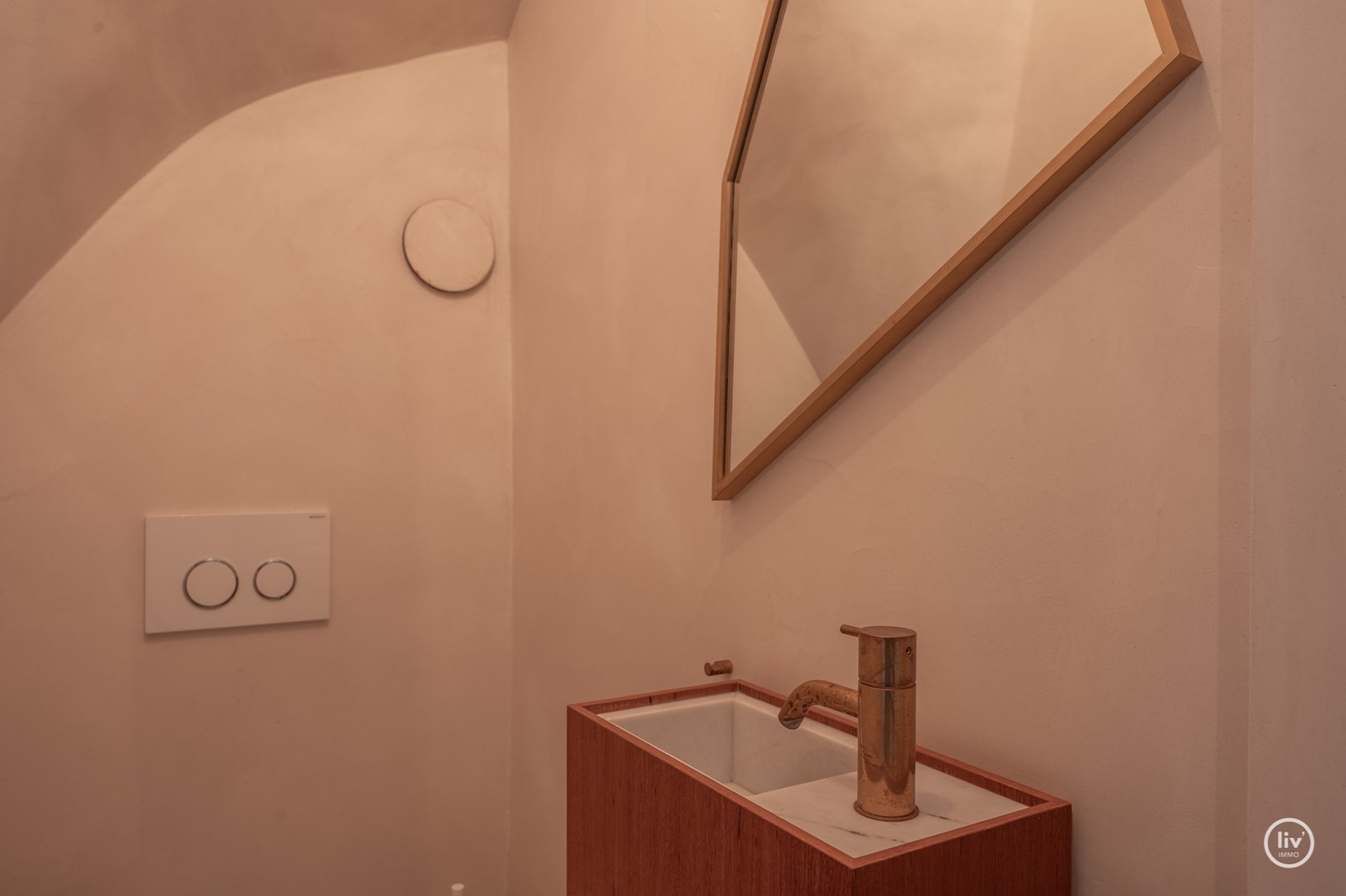 Uniek afgewerkt duplex dakappartement met mooie terrassen gelegen aan de zuidkant van de Kustlaan, vlakbij het Driehoeksplein. 