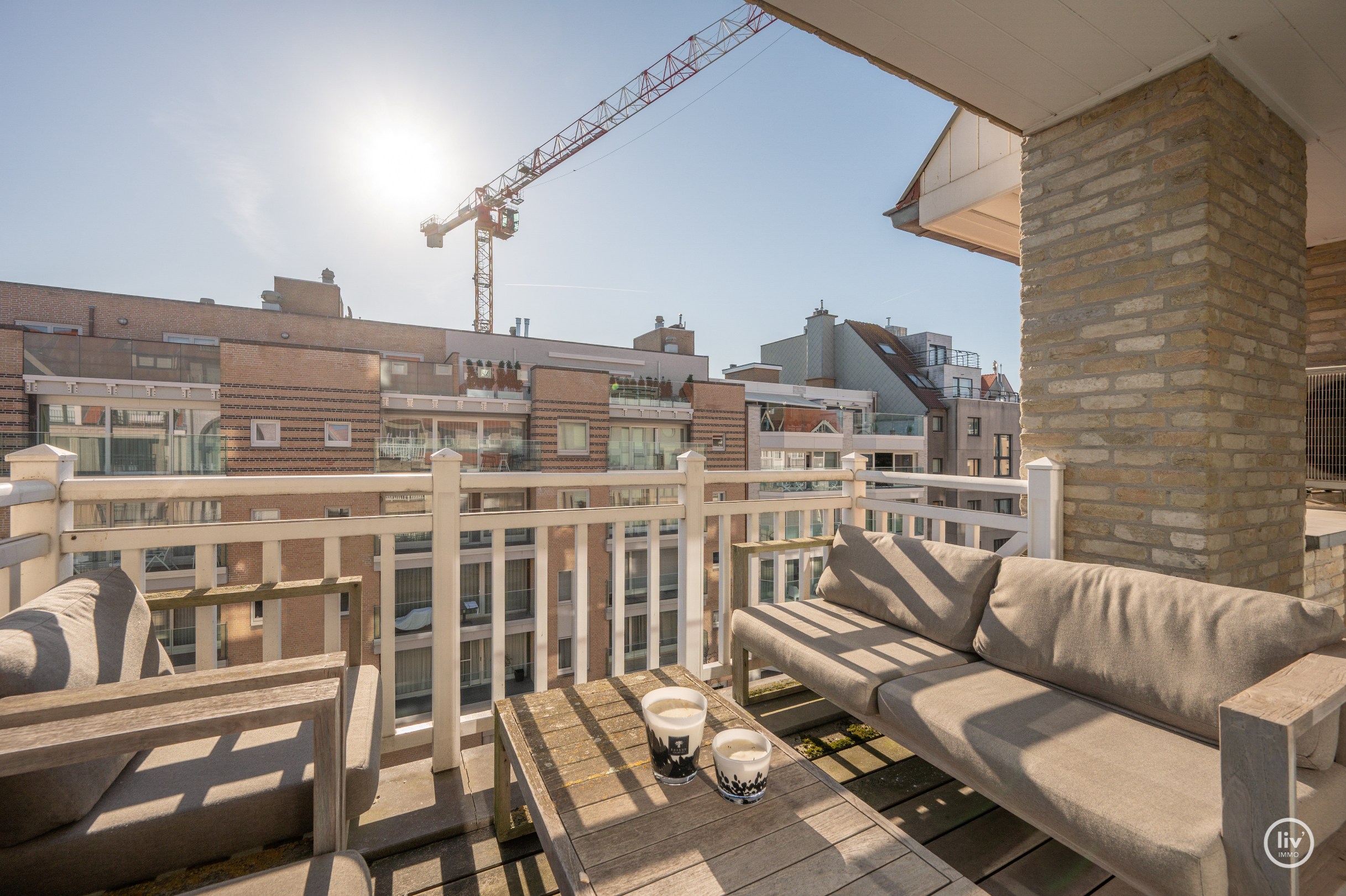 Magnifique, spacieux et récent (2015) appartement avec 3 chambres à coucher complètes et une terrasse ensoleillée, bien situé sur l'avenue Léopold à Knokke. 