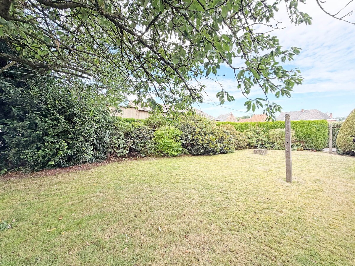 Ruime sixties villa met vergunde loodsen (350m²) te Vlierzele 