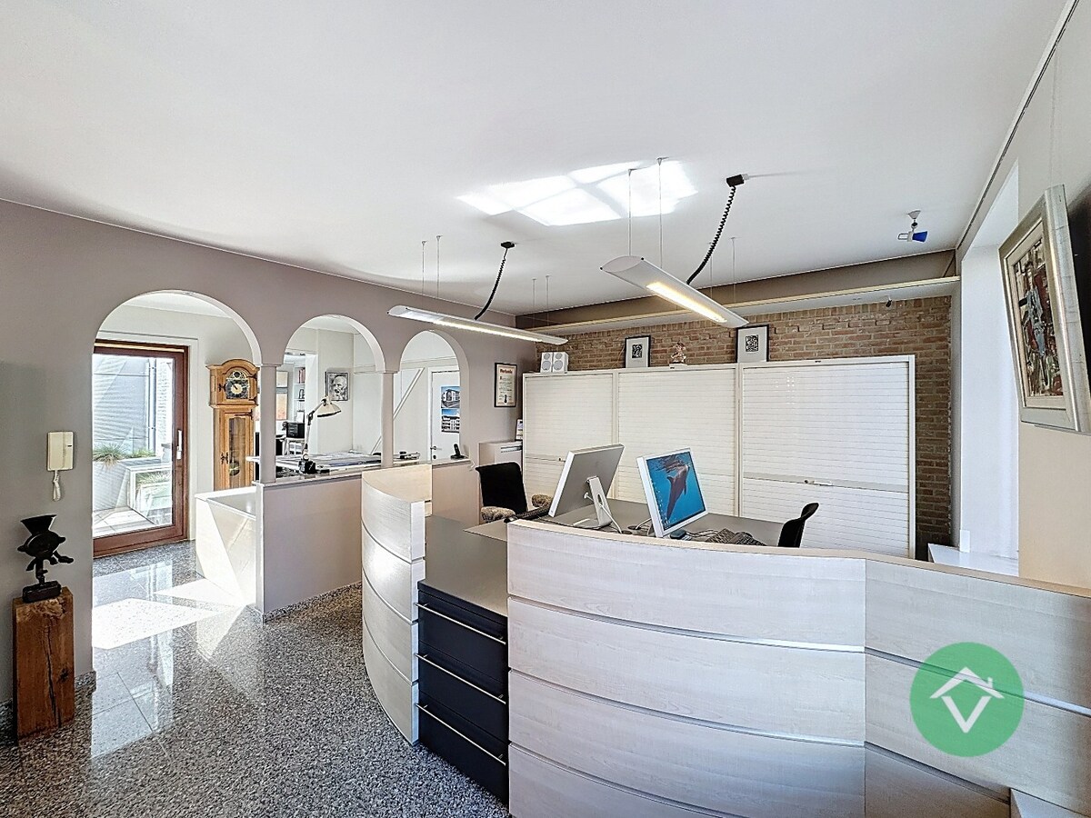 Deze instapklare handelswoning is gelegen in het centrum op een commerciële topligging op de markt van Koekelare 