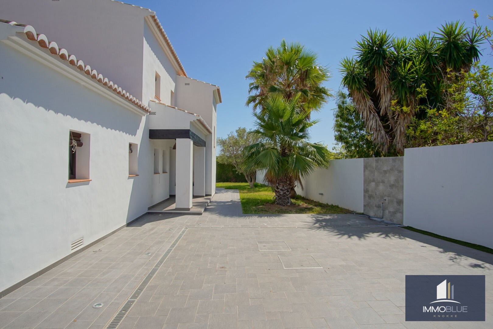 Charmante villa met aangekoppeld bijgebouw met een open uitzicht op de zee. 