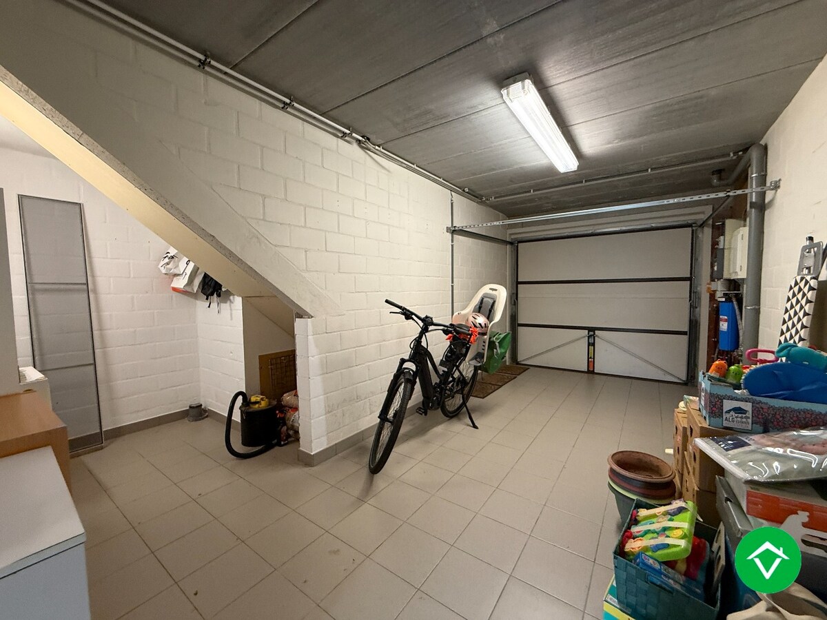 Prachtige rijwoning met 3 slaapkamers, tuin en garage te Roeselare 