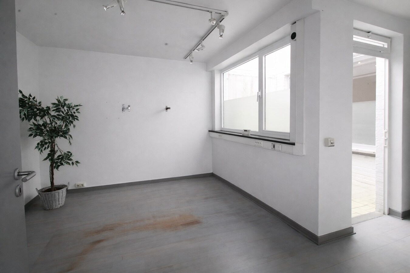 Te koop in Sint-Niklaas: uitzonderlijk handelshuis met woonst en duplex appartement, met optionele garageboxen en sterk opbrengstpotentieel 