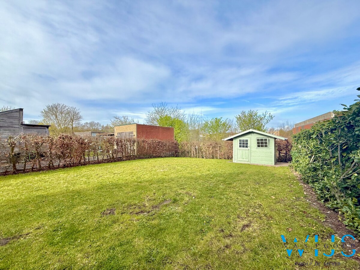 Instapklaar woonhuis in woonwijk te Eeklo! 