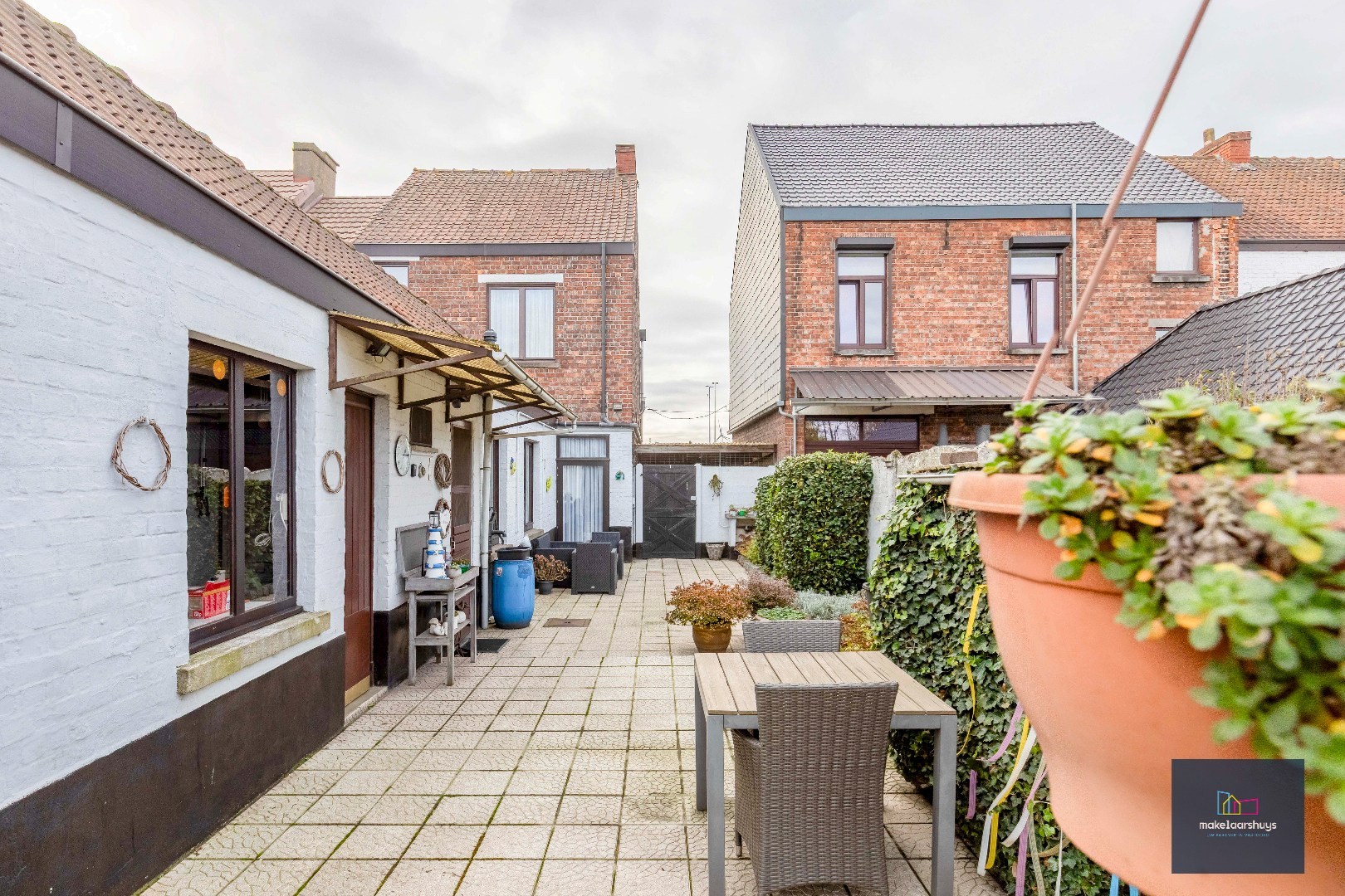 Verzorgde halfopen bebouwing met grote tuin en carport 
