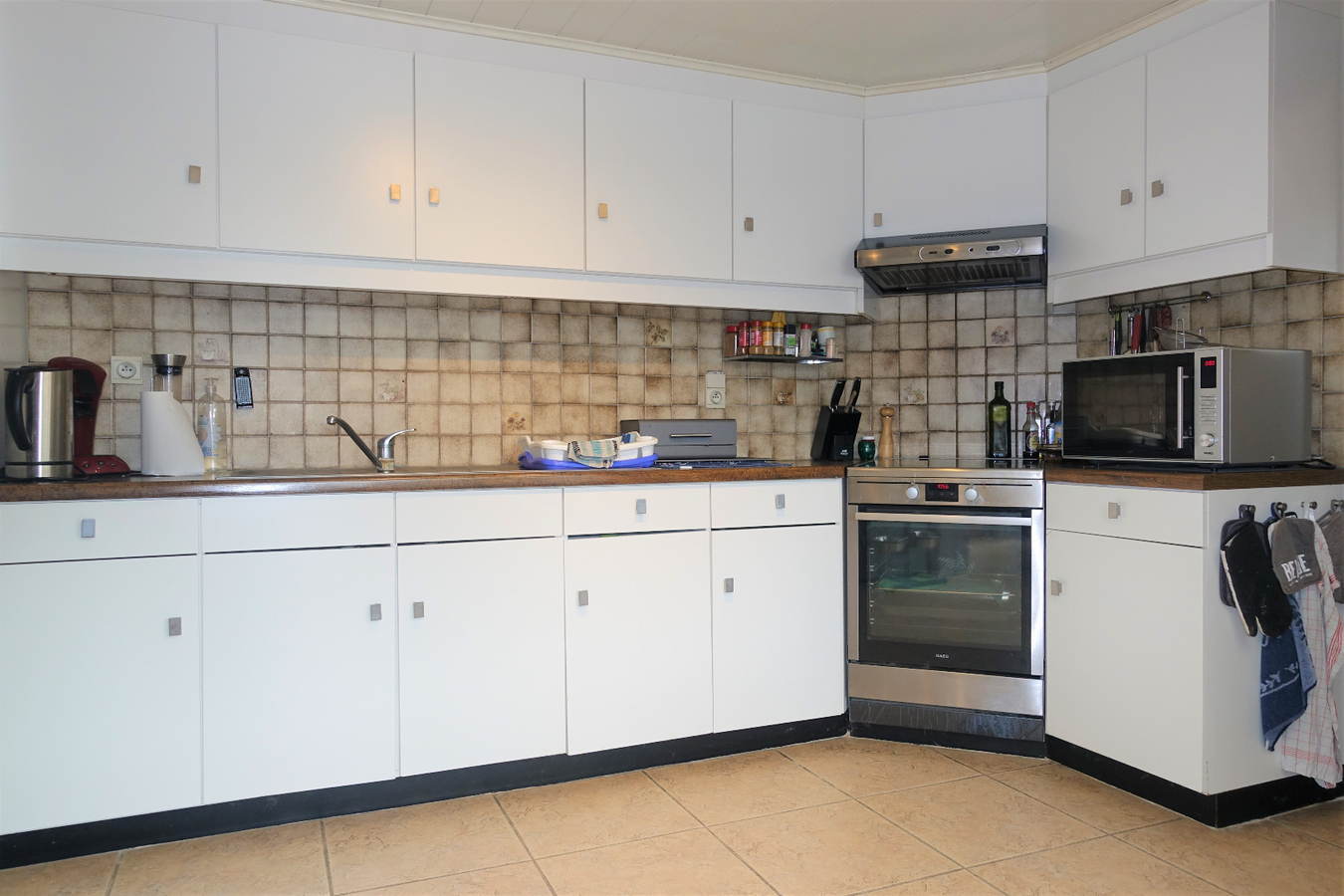 Half-open woning met grote tuin te Aartrijke 