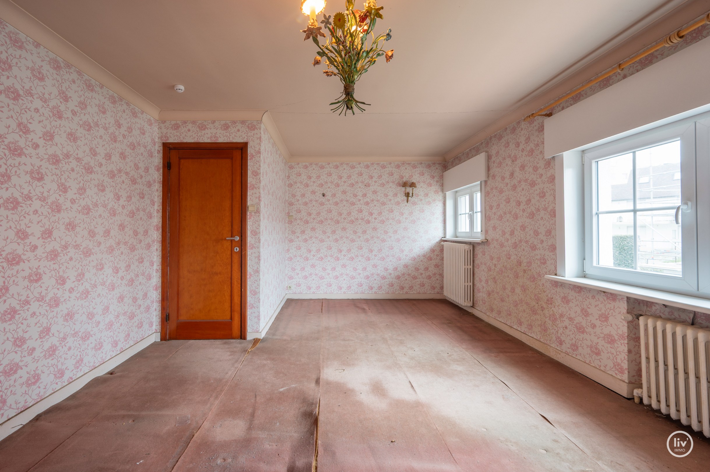 Charmante villa jumelée à rénover dans un emplacement de premier choix à Knokke, le long de la prestigieuse avenue Elisabeth et à distance de marche de la plage et du casino (avec garage intégré). 