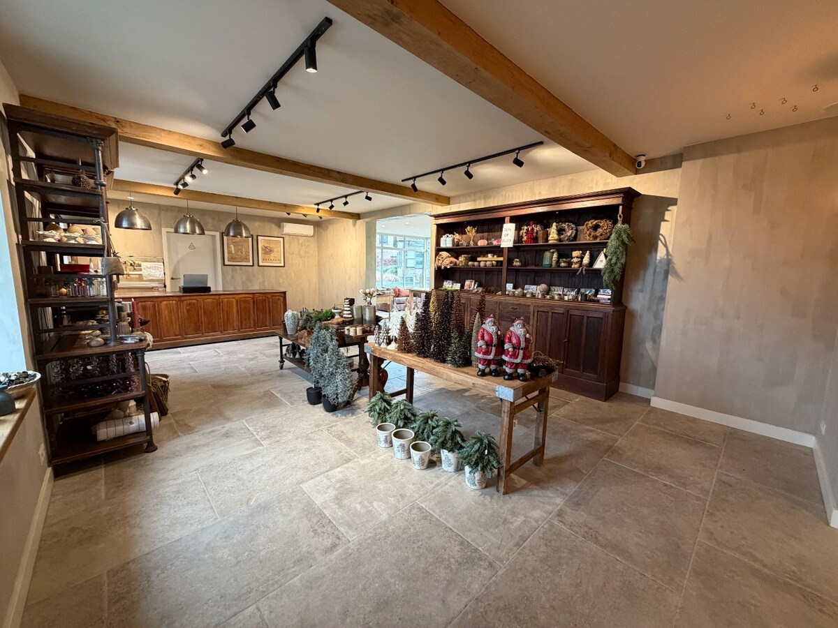 Multifunctioneel commercieel pand op toplocatie. 