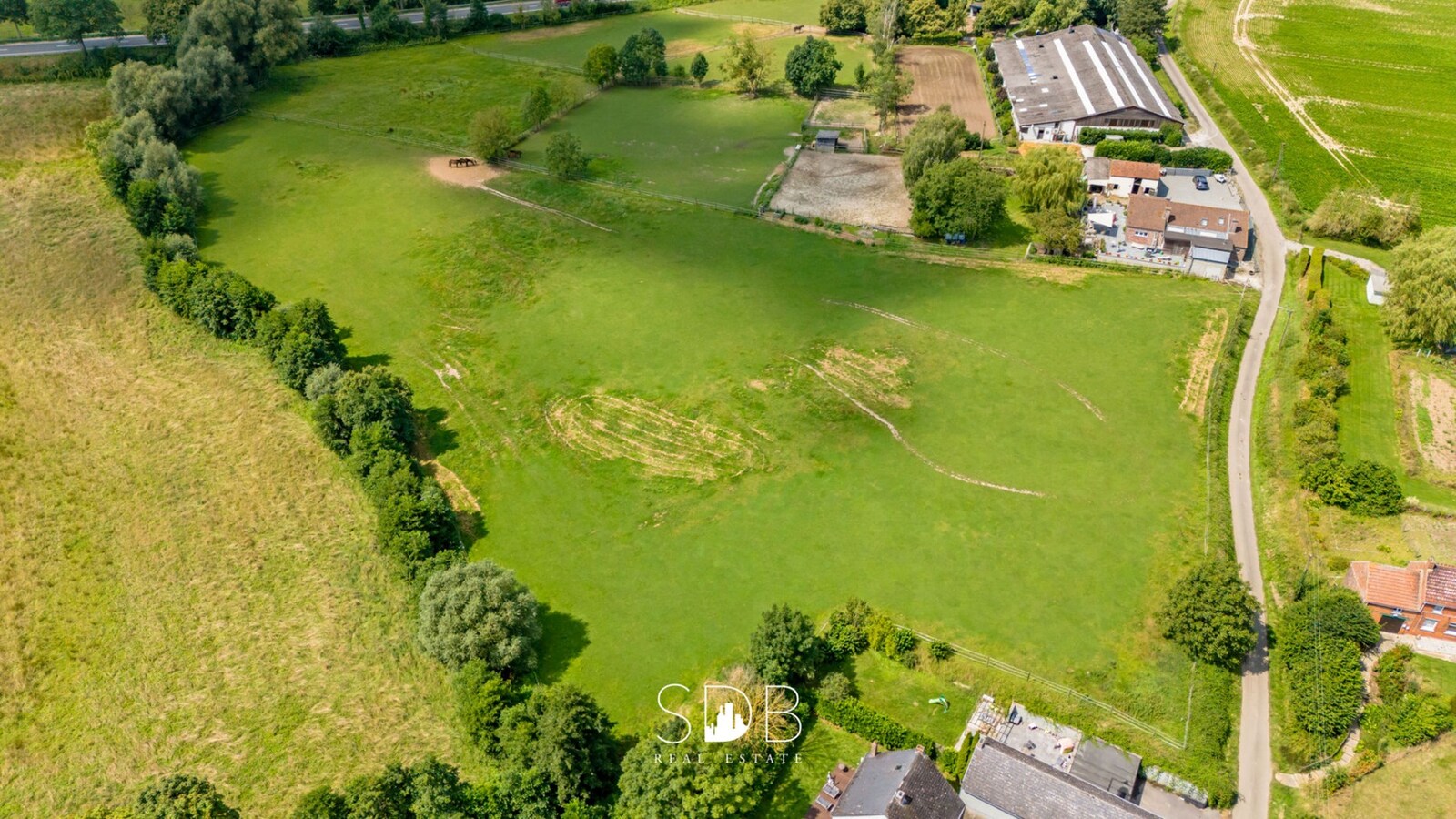 Hedendaagse woning met hippisch complex op circa 2hectare 